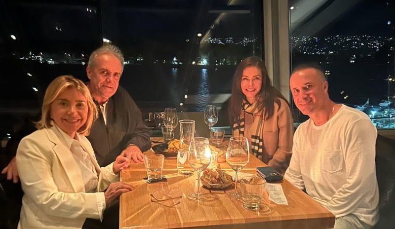 O casal itajaiense Silvana Kowalsky Dagnoni e José Carlos Dagnoni encontrou Luciana Savaris e Reimy Savaris Junior, em Vancouver. O segundo casal é de Balneário Camboriú, porém radicado no Canadá. Um abraço aos queridos!