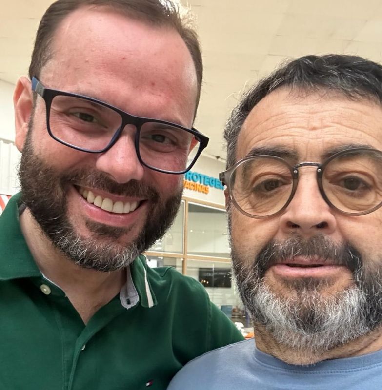 Senador Jorge Seif, o zero meia (PL), almoçou com o seu pai e seu filho no Angeloni de Itajaí, e a nossa eterna biruta de aeroporto, Tito Arruda, aproveitou pra um papo de pertinho (foto: divulgação)