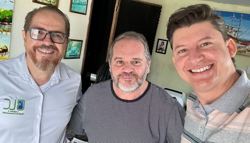 O presidente do Novo pexêro, Jorge Otero, e o recém-filiado que pode ser pré-candidato a prefeito, Patrick Dauer, visitaram o socadinho escriba  (foto: divulgação)