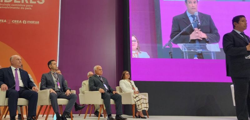 O presidente do Crea/SC, Kita Xavier, em primeiro plano, à esquerda, acompanhando a palestra do ministro do TCU, Bruno Dantas, em Brasília. Kita repudiou em nota a nomeação de um advogado pra vice-presidência de engenharia de expansão da Eletrobrás (foto: divulgação)