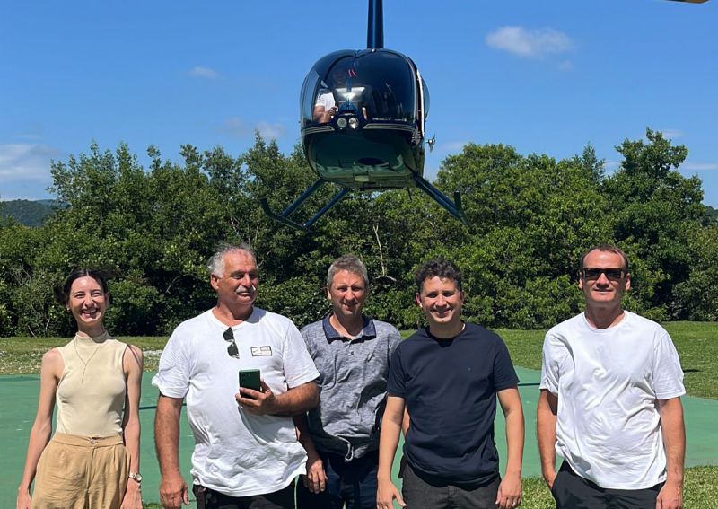 O vereador John Lennon (Podemos), acompanhado do engenheiro Felippo Ferreira Brognoli, técnico da Emasa de BC, responsável pelo projeto, sobrevoaram a área que compreende o Parque Inundável Multiuso na Bacia do Rio Camboriú juntamente com os membros da Associação de Moradores do Jardim Europa (foto: divulgação)