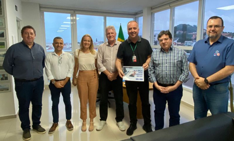 A força dos jornais diários em SC. Membros da Associação Catarinense de Jornais (ACJ) visitaram o presidente do Detran, deputado Kennedy Nunes (foto: divulgação)