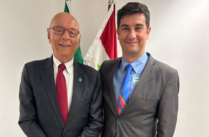 Falou tá falado! O senador turco-careca Esperidião Amin confirmou que o pré-candidato a prefeito da praia alagada, ops, alargada, pelo Progressistas é o vereador Mané Meirinho, ops, André Meirinho (foto: divulgação)