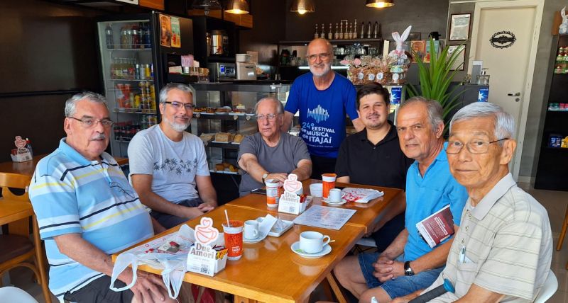  A confraria dos meninos que se reúnem pra um café toda quinta-feira no centrão pexêro: Homero Malburg, Antônio Ayres, Magru Floriano, Elieser, Carlos Guerios, Paulo Kodaira e Gustavo Melin (foto: divulgação)