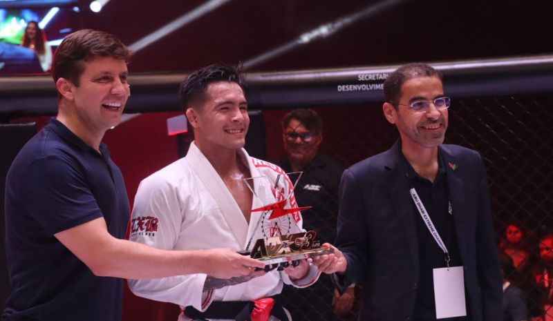 Prefeito Fabrício Oliveira (PL) e o embaixador dos Emirados Árabes em evento internacional de artes marciais na Dubai brasileira (foto: divulgação)