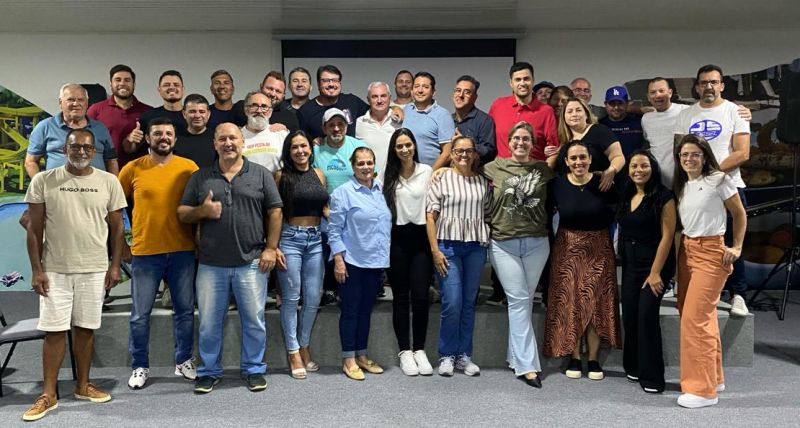 O prefeito Aquiles da Costa e o presidente do MDB de Penha, Sérgio de Mello, realizaram reunião com a executiva da sigla pra falar da eleição de outubro (foto: divulgação)