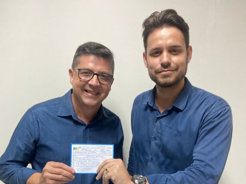 O vereador miacho Otto Quintino assinou ficha de filiação ao PSD, posando pra foto ao lado do pré-candidato a prefeito, o Sancho Pança Osmar Teixeira. Com a filiação de Otto e a futura filiação do Odivan Linhares, o Mamão, o partido passará a ter a maior bancada na piramidal casa do povo, com três vereadores. Otto considera estar realizando a vontade de sua base eleitoral, já que pesquisas internas apontariam uma boa aceitação de Osmar no bairro Cordeiros, reduto de Quintino (foto: divulgação)