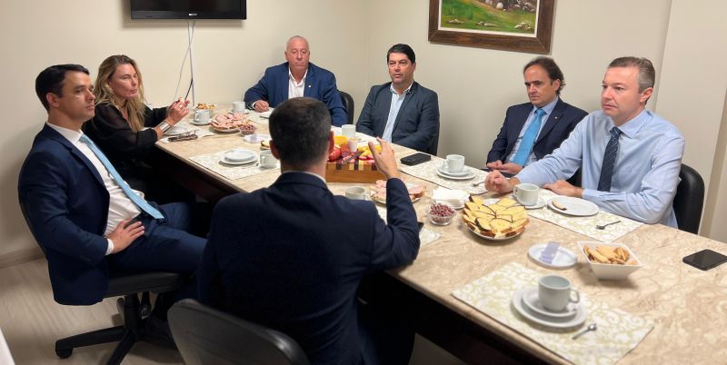 Pauta: enchentes. Seis deputado estaduais se reuniram com o bagrão estadual da Defesa Civil, coronel Fabiano de Souza (foto: divulgação)