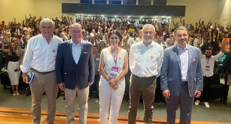 Tudo junto & misturado. Os ex-governadores Pinho Moreira (MDB), Raimundo Colombo (PSD), Paulo Afonso (MDB) e Carlos Moisés (Republicanos) participaram da abertura de encontro de vereadores e servidores de toda a Santa & Bela (foto: divulgação)