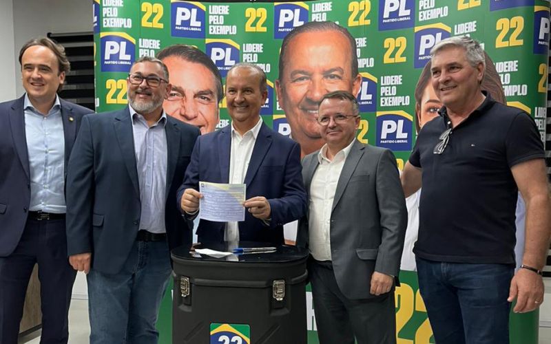 O homem da força & luz, Pedro Molleri, acompanhado do presidente do PL pexêro, o baixinho entisicado Denísio Dolásio Baixo, se filiou ao partido (foto: divulgação)