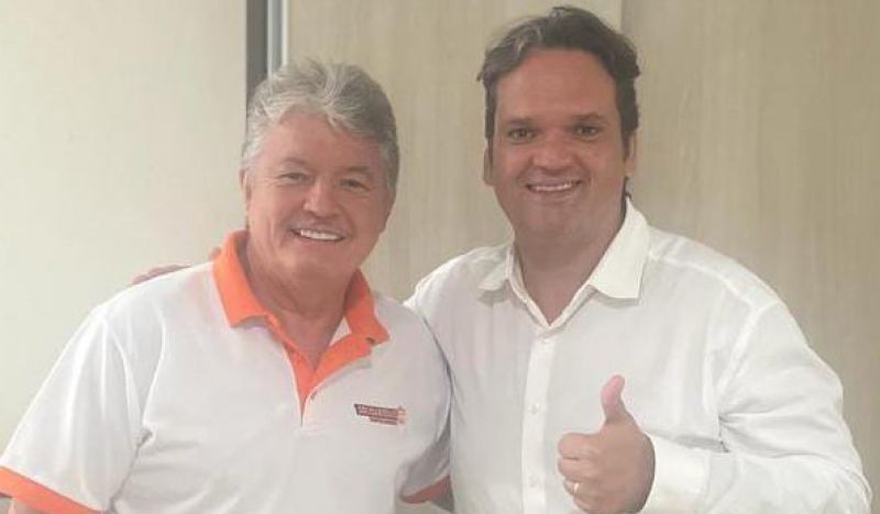 Candidato a prefeito do PT de Itajaí, o polido João Paulo se reuniu com o presidente do Solidariedade pexêro, Osvaldo da Mancha Branca Mafra (foto: divulgação)