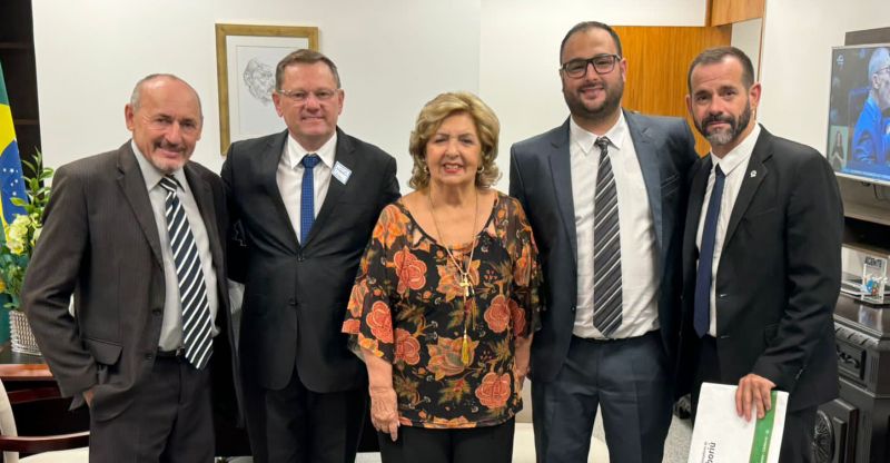 Os vereadores de Camboriú Márcio Pereira (PSDB), Amilton Bianchet (MDB), José Rodrigues Pereira (PSDB) e Fabiano Olegário (PDT) com a senadora Ivete Silveira (MDB) (foto: divulgação)