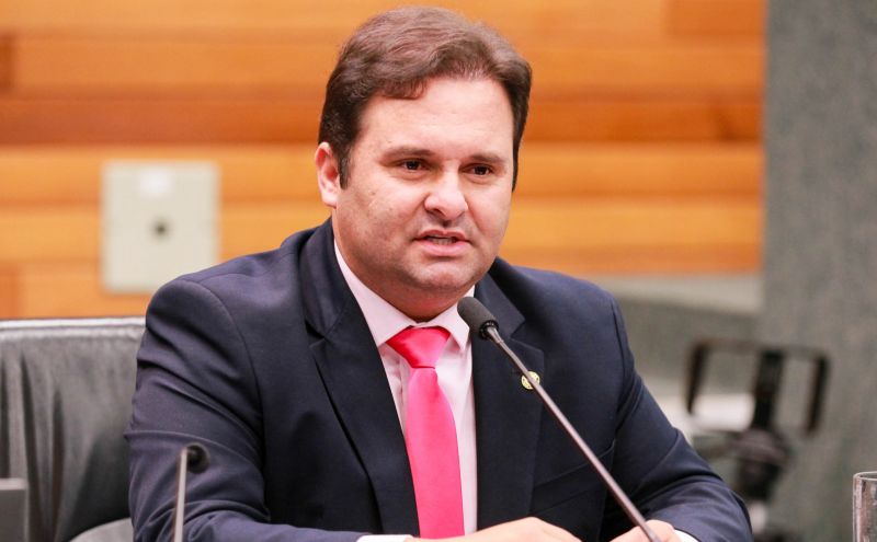 O deputado estadual Sérgio Guimarães (UB) quer que o governo do estado introduza uma bactéria no mosquito Aedes aegypti, neutralizando a transmissão de dengue (foto: Giovanni Kalabaide)