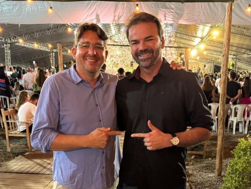 O ex-vereador Isac da Costa (à direita na foto, com o Júlio Lanches) pulou o tambor e quer ser candidato a prefeito no MDB de Penha que tá com o busão cheio (foto: divulgação)