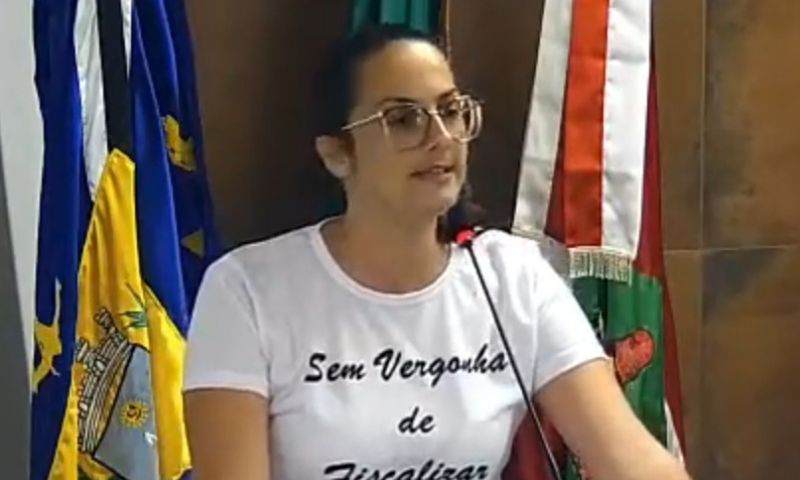 O presidente do legislativo de Piçarras, Ademar Galo (PL), vem mostrando total desrespeito com a bancada de oposição ao governo. Na última sessão, dia 2, buscou restringir as falas da vereadora Adriana Linhares (PSDB), sempre em tom mais agressivo e a chamando de “querida” (foto: divulgação)