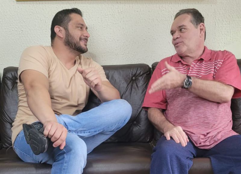 O Sueverton Aquino, o Maninho, ex-assessor especial do prefeito Volnei que é pré-candidato a vereador pelo MDB, visitou o socadinho escriba (foto: divulgação)