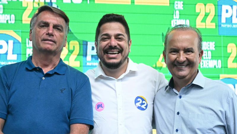 O pré-candidato a prefeito de Penha, Luizinho Américo (PL), com o ex-presidente Jair Bolsonaro (PL) e o governador Jorginho Mello (PL)  (foto: divulgação)