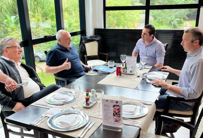 O Pegorini e o deputado Napoleão Bernardes na entrega de emenda para Univali foram recepcionados pelo reitor/Sabiá Valdir Cechinel e o coordenador Paulo Cruz (foto: divulgação)