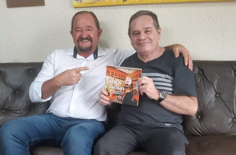 O vereador Everaldo Dal Pozzo (PP), o italiano, eterno Rei Artur do Beto Carrero, deu um rasante na choupana e presentou o JC com o livro que conta sua história de vida. Everaldo é pré-candidato a prefeito de Penha (foto: divulgação)