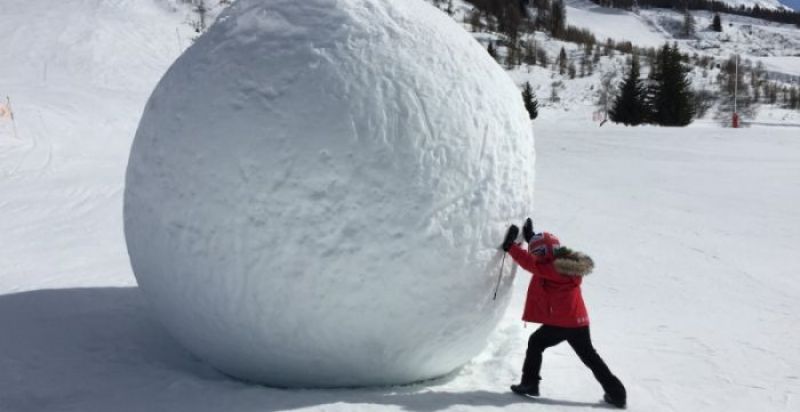 Bola de Neve artificial?  A pré-candidata a prefeita, minha musa da confusão Juliana Pavan (PL), foi vista chegando juntinho com a chefona da Casa das Anas num grande evento. Hummm... (foto: Imagem ilustrativa)