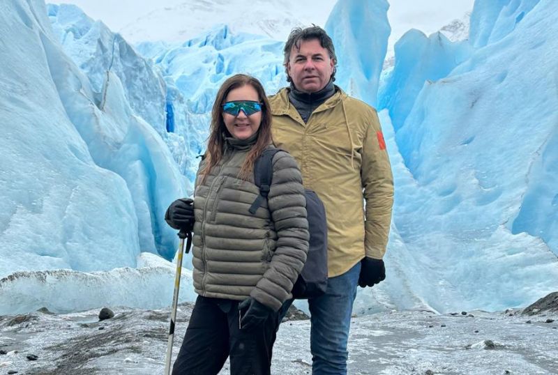 Patagônia : Aproveitando o clima de inverno, o casal Evandro Varaschin e Simone Folchini saiu em uma viagem gelada rumo à Patagônia. A foto foi feita nas geleiras de El Calafate. Eles ainda passaram por Bariloche e Buenos Aires. 