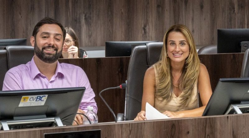 Jogada ensaiada em BC? O Eduardo Zanatta (PT) levantou e minha musa da confusão, Juliana Pavan (PSD), chutou... (foto: divulgação)