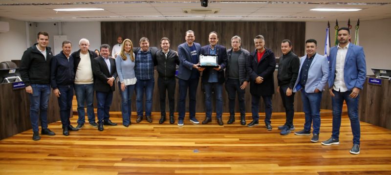 Continua rendendo a homenagem ao deputado estadual, o Sapatinho Carlos Humberto (PL), na Câmara da Maravilha, mesmo com uma portaria do presidente David La Traíra, ops La Barrica para que só vereadores permaneçam no plenário e um assessor de cada vereador, o suplente Nelson Oliveira (PL), também desceu, digo, participou da foto “oficial” dos vereadores com o homenageado. Pode isso, Arnaldo? (foto: divulgação)