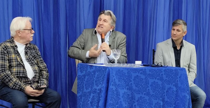 O ex-tudo Leonel Pavan (PSD) na coletiva à imprensa ladeado pelo coordenador-geral da pré-campanha, Roberto Piu-Piu D’ávila, e pelo presidente do PSD de Camboriú, vereador Vilson Albino (foto: divulgação) 