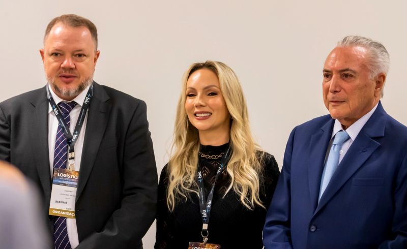  O diretor da Zoom Feiras e Eventos e organizador da Logistique 2024, LEONARDO RINALDI, acompanhado da sócia-diretora KARINE MARMITT, junto ao ex-presidente MICHEL TEMER, que ministrou a palestra oficial de abertura do Logistique Summit, em Balneário Camboriú. O encontro é um dos eventos mais importantes de logística do país e reuniu milhares de profissionais e empresas do segmento entre os dias 23 e 25 de julho, no Expocentro Balneário Camboriú.  (foto: divulgação)