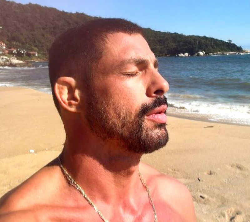 O ator CAUÃ REYMOND, que foi um dos protagonistas da novela global “Terra e Paixão”, aproveitou dias de férias no nosso litoral. Surfou nas águas das praias do Estaleiro e Brava, treinou em uma academia de Balneário Camboriú e visitou alguns bares e restaurantes locais.  (foto: divulgação)