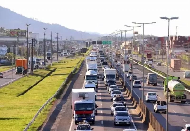 Situação das rodovias em SC, como a BR-101, trava crescimento econômico estadual 