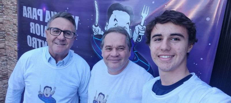 Na Gororoba do JC! O pré-candidato a vereador Ervino Macedo (Agir) fez uma visita de cortesia com o seu filho, o vereador-mirim de Itajaí, Ricardo Macedo (foto: divulgação)