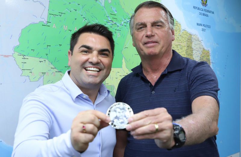 O pré-candidato a prefeito de Itapema, Alexandre Xepa (PL), recebeu a medalha ‘imbrochável” do ex-presidente Bolsonaro (PL) (foto: divulgação)