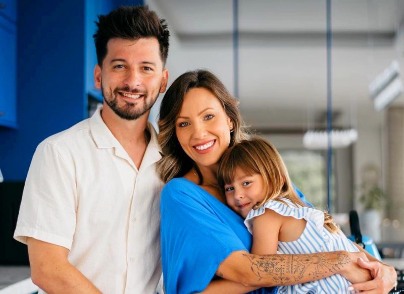  Quem troca de idade neste sábado é o empresário PEDRO VULCZAK. Na foto com a esposa JESSICA THEISEN, sua pequena VIOLETA e a caminho, com a dona cegonha, a JADE, que deve chegar em outubro. Daqui da coluna vão meus mais sinceros votos de saúde e felicidades ao amigo  (foto: Arquivo)