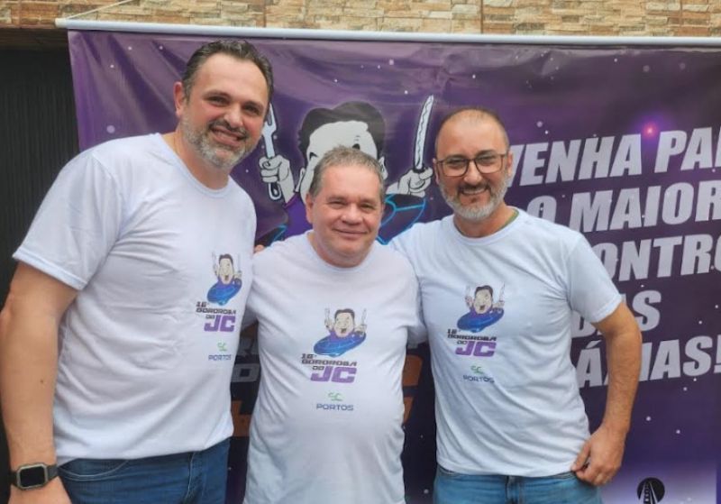 O candidato a vereador pexêro Márcio do Lanche (PSD) e o Gustavo Bussmann, que é coordenador de Esportes e Projetos do Salesiano e coordenador do basquete feminino de Itajaí, vestiram a camiseta da Gororoba  (foto: divulgação)