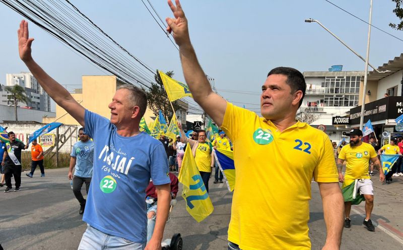 Os candidatos a prefeito e vice do PL de Itajaí, o Robison Coelho e o vice Rubens Angioletti, têm gastado sola de sapato nas caminhadas   (foto: divulgação)