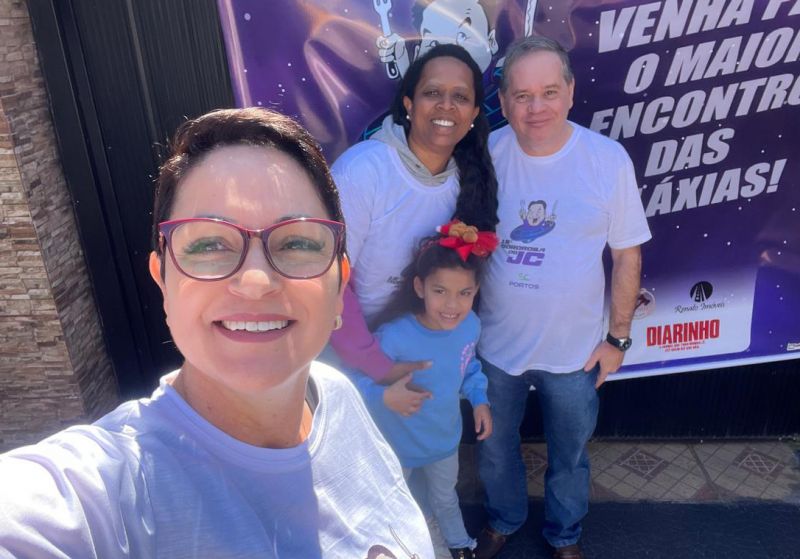 Todo mundo na Gororoba! A candidata a vereadora pexêra, Prof. Fabi Henrique (PRD) acompanhada de Evelyn e a pequena Lolô (foto: divulgação)