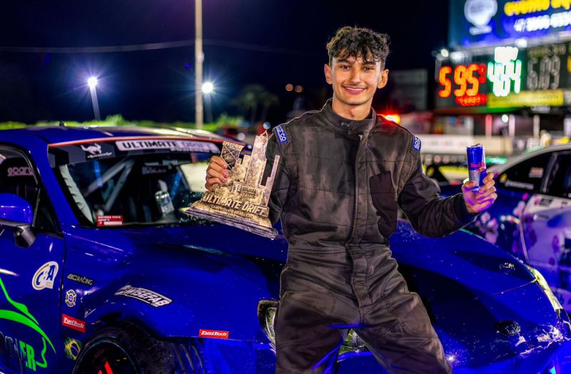  A 7ª etapa do Ultimate Drift, que aconteceu neste fim de semana em Balneário Camboriú foi marcada por muita emoção e adrenalina na pista do Speedway Music Park. No sábado chuvoso e frio os pilotos lidaram com uma pista molhada e com muitos desafios, já domingo o sol voltou e o espetáculo ficou completo com muitas voltadas repletas de técnica e batalhas acirradas pelo podium. O piloto MURILO SOBRAL se consagrou como campeão da etapa catarinense. (foto:  Dayball Diorio Bernardo)