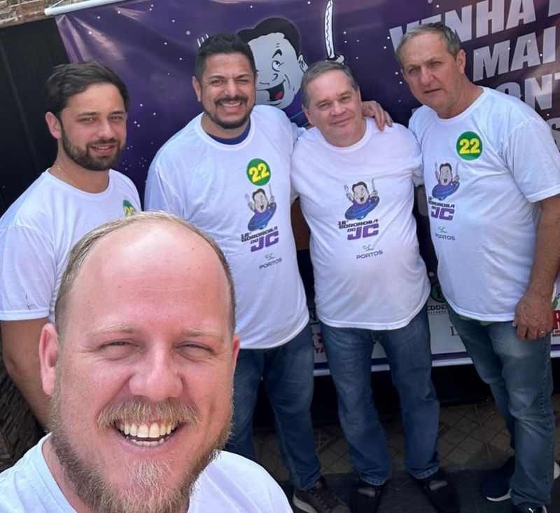 O candidato a prefeito de Penha do PL, Luizinho Américo e seu vice, Mário Marquett, acompanhados do presidente da sigla, Lucas Dias e Tiago Marquett