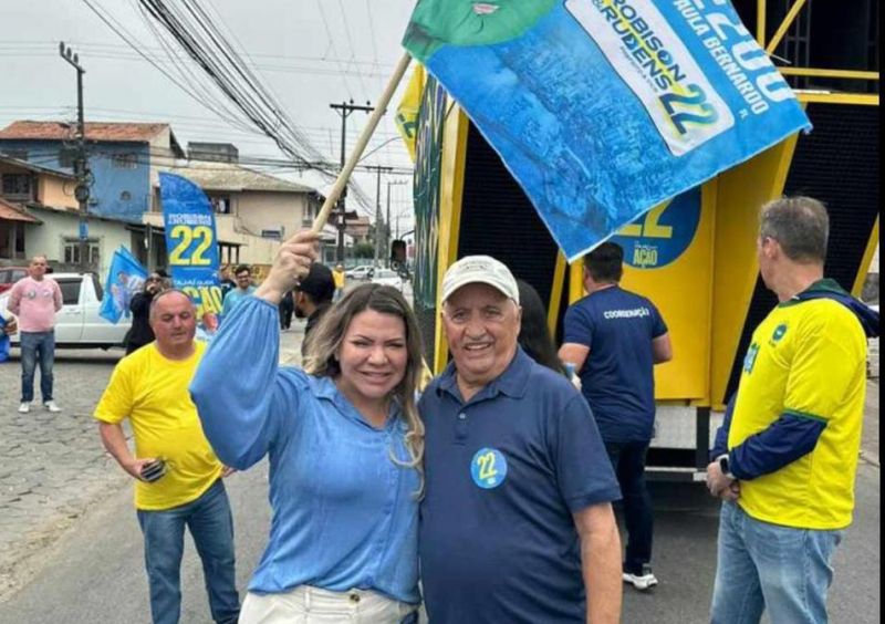 A poderosa candidata a vereadora Paula Bernardo (PL), que ‘mamou’ durante anos no governo Volnei, agora aparece ‘agarrada na sacaria’ do ex-prefeito Jandir Bellini (PP). Esse mundo dá voltas! (foto: divulgação)