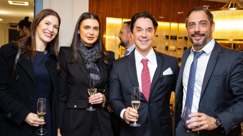 MARIANA RIGON, RÚBIA CAROLINA, ROBERTO CASTAGNARO e o advogado JOSÉ CARLOS JÚNIOR prestigiaram o coquetel de inauguração do novo escritório do advogado criminalista Mathaus Agacci, na noite de quarta-feira (28), em Florianópolis. (foto:  Adriel Douglas)