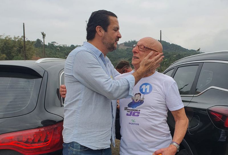 O candidato a prefeito de BC, Claudir Maciel (PSB), e o senador turco-careca Esperidião Amin (PP). Amor ou amizade? Acho que é amor do Claudir, mas não correspondido pelo Amin... (foto: divulgação)