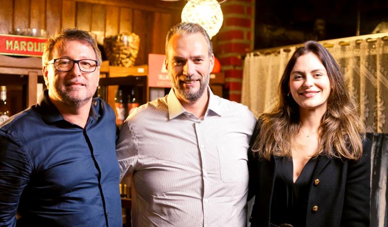 RODRIGO DA COSTA, JONATHAN ROGER e ELISA LINZMEYER, na festa de 11 anos da revista Perfil, essa semana. A publicação destaca empresas e profissionais dos ramos imobiliário, decoração e gastronomia  (foto: divulgação)