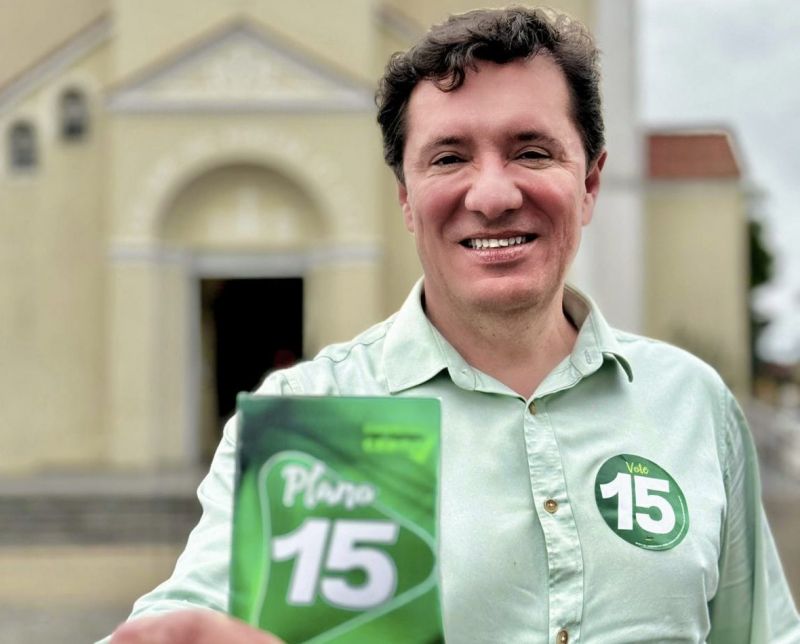 O homem pássaro, candidato a prefeito de Camboriú, Edson Piriquito (MDB), tem caminhado pelas ruas e declarado que o seu Plano 15 vai gerar um catatau de empregos   (foto: divulgação)