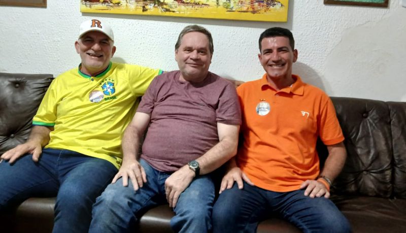 O candidato a vereador pexêro, Rogério Piloto (Novo), e seu amigo Walmir Alexandre visitaram o socadinho escriba  (foto: divulgação)