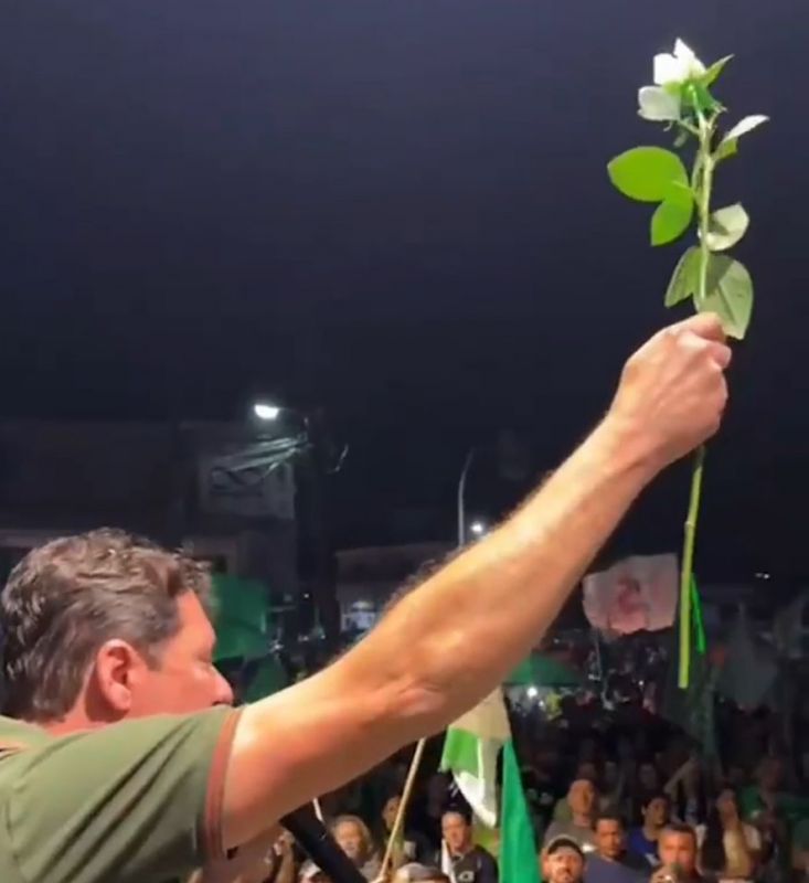 Receba a rosa que eu te dou! O candidato a prefeito de Camboriú, Edson Piriquito (MDB), fez comício e distribuiu 15 rosas brancas, pedindo paz na eleição (foto: divulgação)