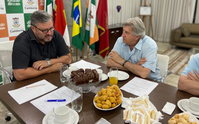 Transição doce. O prefeito eleito de Camboriú, o ex-tudo Leonel Pavan (PSD), foi recebido pelo prefeito Elcio Bisturi Kuhnen (MDB) com gentileza: café e bolo (foto: Paulo Ricardo da Silva)