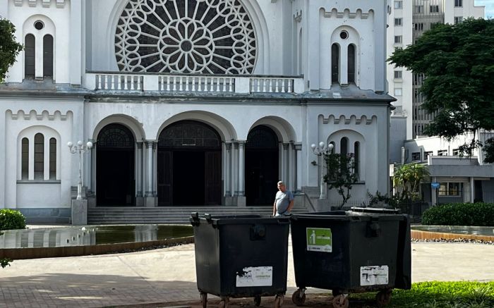 Itajaí virada em latas de lixo