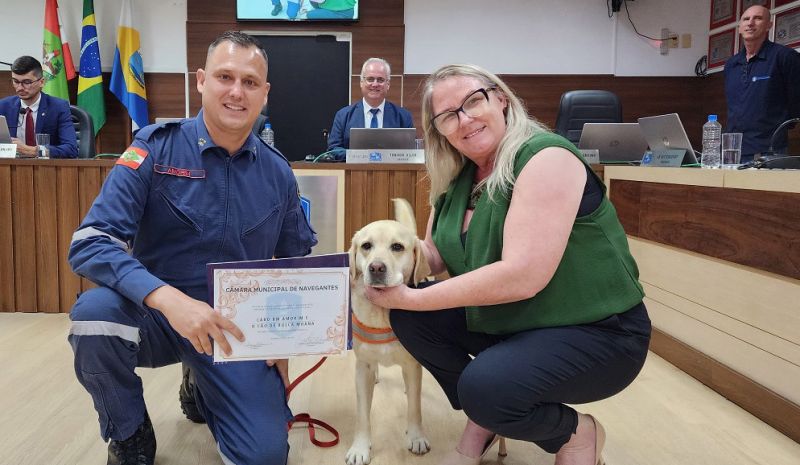 Casa do povo de Navega city entregou Moção de Congratulações e Aplausos ao cabo BM Amorim e Moana, cão de busca, resgate e salvamento do Corpo de Bombeiros Militar. A vereadora Sol Dapper (PSD) destacou a atuação heroica e incansável da dupla durante as chuvas do Rio Grande do Sul (foto: divulgação)