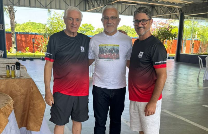 O ex-deputado João Matos, com o filho, Joãozinho Matos e o ex-governador Paulo Afonso, em Navega. O encontro foi na festa de aniversário de 77 anos do João Matos, que continua firme à frente do Sinergia e ainda atuando nos bastidores da política, sempre no MDB